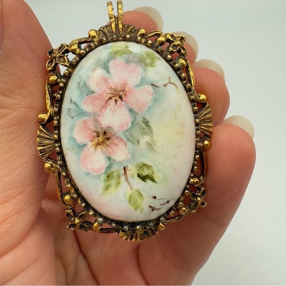 Handpainted Floral Victorian Style Gold tone Vintage Ceramic Pendant / Brooch - Picture 13 of 14